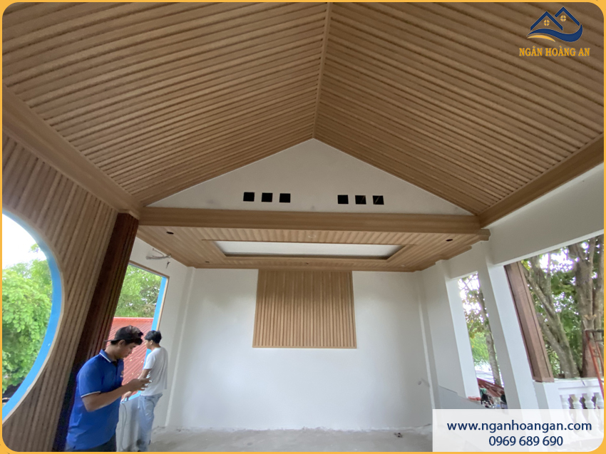 Ốp Trần Nhà Ở Bằng Lam Sóng Đẹp Sang Trọng
